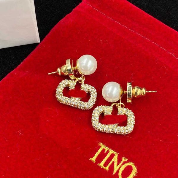 Designer Earring letter V Luxury top jewelry Valentinolies V Letter Water Diamond Pearl 925 Silver Needle Earrings Brass Material Fashion Versatile Jewelry gift
Designer Earring letter V Luxury top jewelry Valentinolies V Letter Water Diamond Pearl 925 Silver Needle Earrings Brass Material Fashion Versatile Jewelry gift