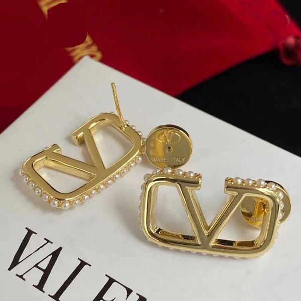 Designer earring letter V Luxury top jewelry Valentinolies V-letter rectangular pearl earrings trend 925 silver needle Earrings Valentine's Day Jewelry gift
Designer earring letter V Luxury top jewelry Valentinolies V-letter rectangular pearl earrings trend 925 silver needle Earrings Valentine's Day Jewelry gift