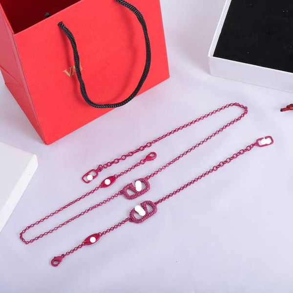 Designer Necklace Bracelet letter V Luxury top jewelry Valentinolies Female New V Letter Purple Pink Diamond Fashion Versatile Brass Material quality Jewelry gift
Designer Necklace Bracelet letter V Luxury top jewelry Valentinolies Female New V Letter Purple Pink Diamond Fashion Versatile Brass Material quality Jewelry gift