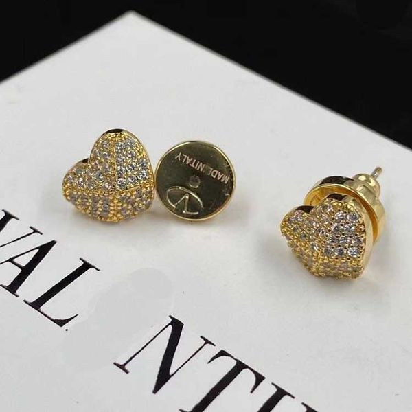 Designer earring letter V Luxury top jewelry Valentinolies Female Earrings heart-shaped diamond plated 18K gold earring niche design 925 silver needle Jewelry gift
Designer earring letter V Luxury top jewelry Valentinolies Female Earrings heart-shaped diamond plated 18K gold earring niche design 925 silver needle Jewelry gift