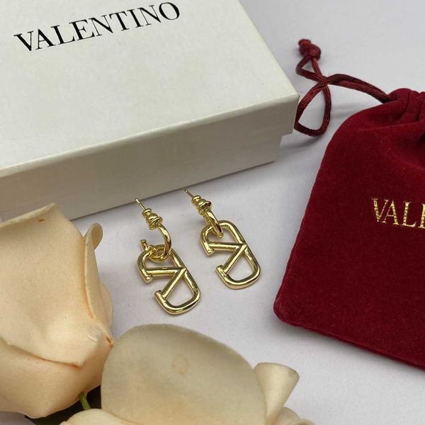Designer Earrings letter V Luxury top jewelry Valentinolies Fashion Senior Big V Letter Gold Earrings 2023 New Style French earrings Valentine's Day Jewelry gift
Designer Earrings letter V Luxury top jewelry Valentinolies Fashion Senior Big V Letter Gold Earrings 2023 New Style French earrings Valentine's Day Jewelry gift