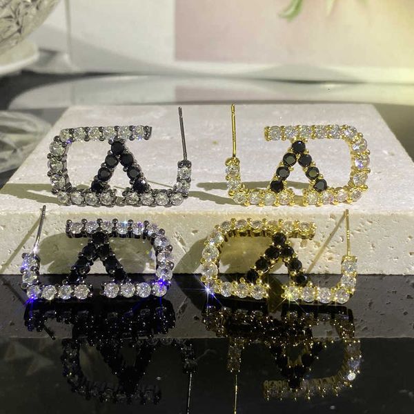 Designer Earrings letter V Luxury top jewelry Valentinolies New Full Diamond Letter Design Super Sparkling Zirconia Jewelry gift
Designer Earrings letter V Luxury top jewelry Valentinolies New Full Diamond Letter Design Super Sparkling Zirconia Jewelry gift