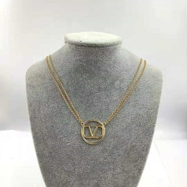 Designer Necklace letter V Luxury top jewelry Valentinolies Female Letter V Collar Chain necklace Fashion Brass Material Chain Neckchain Jewelry gift High quality
Designer Necklace letter V Luxury top jewelry Valentinolies Female Letter V Collar Chain necklace Fashion Brass Material Chain Neckchain Jewelry gift High quality
