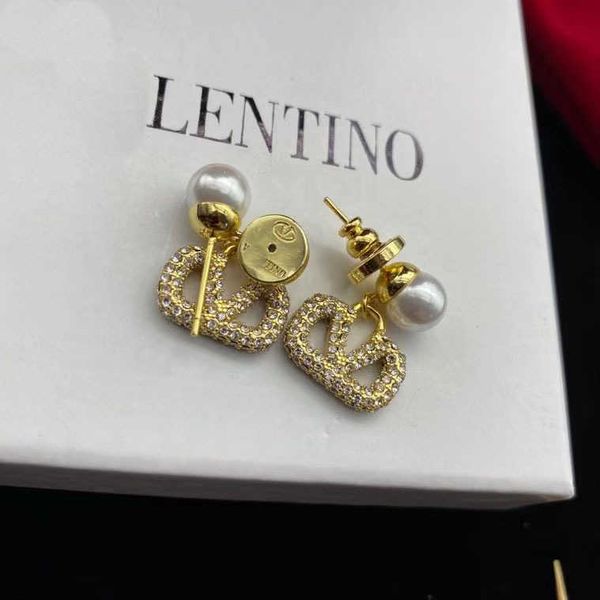 Designer Earring letter V Luxury top jewelry Valentinolies Fashionable V Letter Water Diamond Pearl 925 Silver Needle Brass Earrings Versatile Design Jewelry gift
Designer Earring letter V Luxury top jewelry Valentinolies Fashionable V Letter Water Diamond Pearl 925 Silver Needle Brass Earrings Versatile Design Jewelry gift