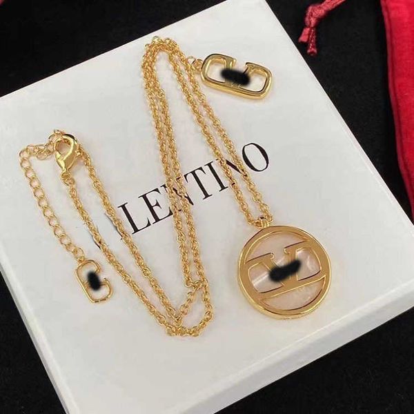 Designer Necklace letter V Luxury top jewelry Valentinolies V-shaped Circular Pendant V-Letter Necklace Brass Material Small Design Sweater Chain Jewelry gift
Designer Necklace letter V Luxury top jewelry Valentinolies V-shaped Circular Pendant V-Letter Necklace Brass Material Small Design Sweater Chain Jewelry gift