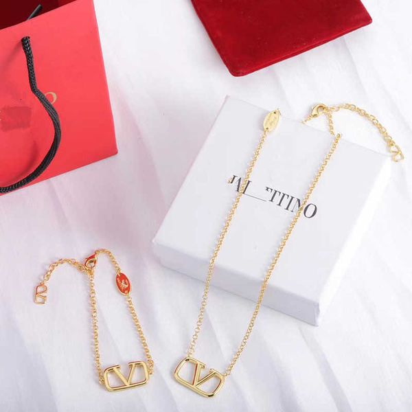 Designer Bracelet letter V Luxury top jewelry Valentinolies New V-Letter Necklace Women's Fashion Versatile Bare Brass Bracelet Set Jewelry Valentine's Day gift
Designer Bracelet letter V Luxury top jewelry Valentinolies New V-Letter Necklace Women's Fashion Versatile Bare Brass Bracelet Set Jewelry Valentine's Day gift