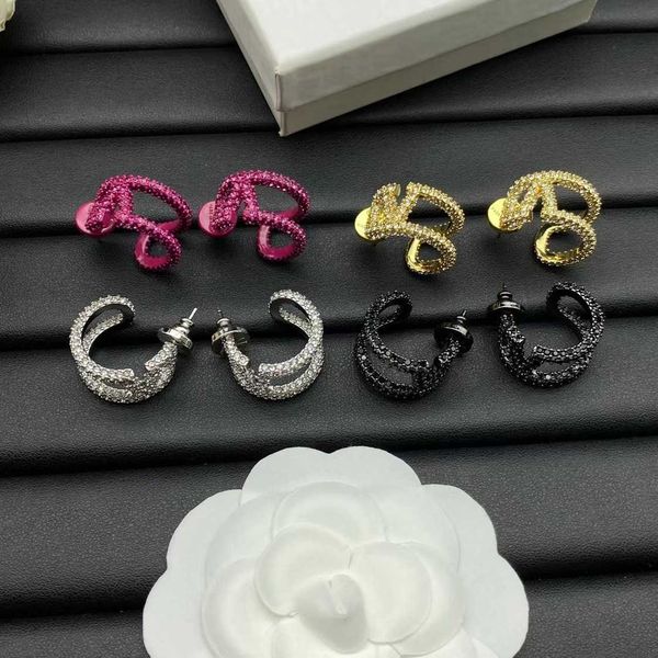 Designer Earring letter V Luxury top for Women jewelry Valentinolies New V-Letter Full Diamond Earrings Fashion Versatile Silver Needle earrings Women Jewelry gift
Designer Earring letter V Luxury top for Women jewelry Valentinolies New V-Letter Full Diamond Earrings Fashion Versatile Silver Needle earrings Women Jewelry gift