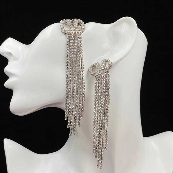 Designer earring letter V Luxury top jewelry Valentinolies female V-letter rhinestone long tassel Earrings feminine and versatile earring Jewelry Valentine's gift
Designer earring letter V Luxury top jewelry Valentinolies female V-letter rhinestone long tassel Earrings feminine and versatile earring Jewelry Valentine's gift