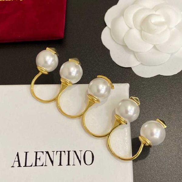 Designer Ring letter V Luxury top jewelry Valentinolies New V-letter Quality Pearl Ring Brass Material niche design high-end feel ring Jewelry Valentine's Day gift
Designer Ring letter V Luxury top jewelry Valentinolies New V-letter Quality Pearl Ring Brass Material niche design high-end feel ring Jewelry Valentine's Day gift
