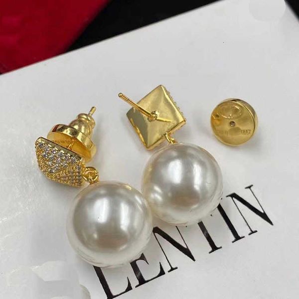 Designer Earring letter V Luxury top jewelry Valentinolies square Rhinestone Pearl Fashion Earrings niche design 925 silver needle earrings Jewelry quality gift
Designer Earring letter V Luxury top jewelry Valentinolies square Rhinestone Pearl Fashion Earrings niche design 925 silver needle earrings Jewelry quality gift