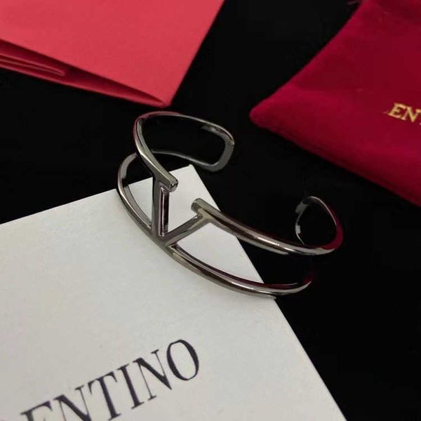 Designer Bracelet letter V Luxury top jewelry Valentinolies New V-Letter Adjustable Open Bracelet Brass Material Fashion Versatile Bracelet Jewelry quality gift
Designer Bracelet letter V Luxury top jewelry Valentinolies New V-Letter Adjustable Open Bracelet Brass Material Fashion Versatile Bracelet Jewelry quality gift