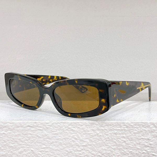 Designer Lunettes de Soleil Mens and Womens Design Fashion Cool Plate Frame Small Cat Eyes Frame Mirror Legs with Stereo Symbol Beach Vacation Outdoor Sports 4445
Designer Lunettes de Soleil Mens and Womens Design Fashion Cool Plate Frame Small Cat Eyes Frame Mirror Legs with Stereo Symbol Beach Vacation Outdoor Sports 4445