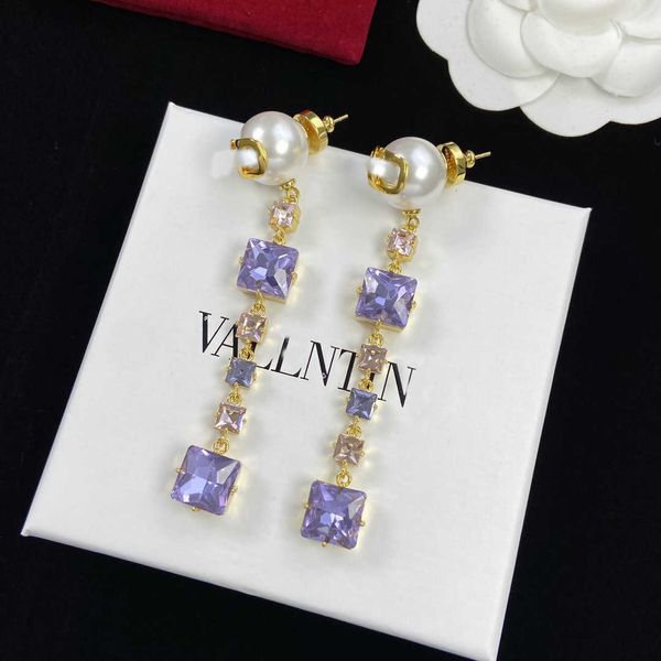 Designer Earring letter V Luxury top jewelry Valentinolies Fashion Personalized Sweet Crystal Tassel Earrings Small and Luxury Tino High Edition Earrings Jewelry
Designer Earring letter V Luxury top jewelry Valentinolies Fashion Personalized Sweet Crystal Tassel Earrings Small and Luxury Tino High Edition Earrings Jewelry