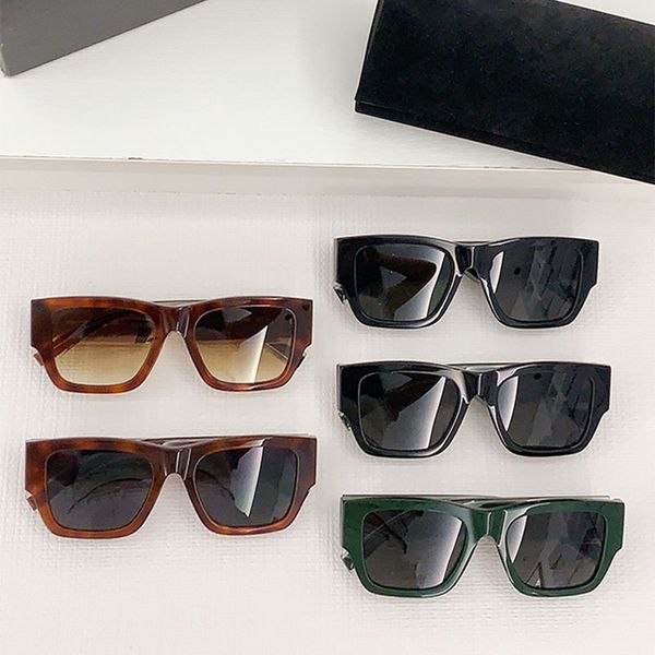 Designer Men and Women Lunettes de Soleil Fashion Trend Plate Frame Square Large Frame Large Mirror Legs With Letter Symbol Leisure Vacation Driving 6187
Designer Men and Women Lunettes de Soleil Fashion Trend Plate Frame Square Large Frame Large Mirror Legs With Letter Symbol Leisure Vacation Driving 6187