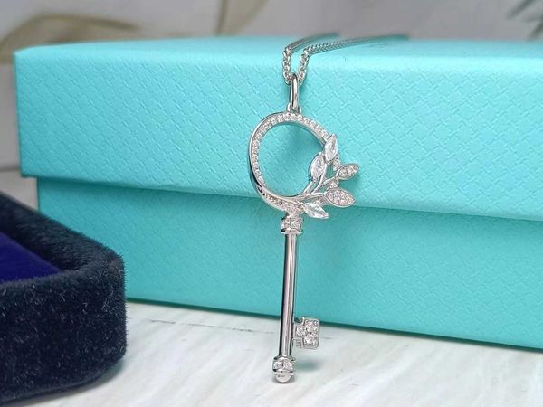 Tiff Necklace Designer luxury fashion jewelry S925 sterling silver diamond key necklace autumn and winter long versatile simple temperament jewelry accessory
Tiff Necklace Designer luxury fashion jewelry S925 sterling silver diamond key necklace autumn and winter long versatile simple temperament jewelry accessory