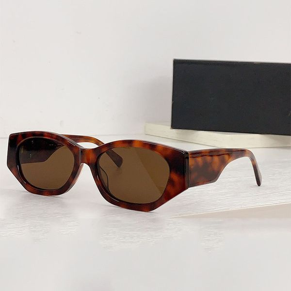 Top quality designer Lunettes de Soleil Fashion Mens and Womens Plate Frame Irregular Cats Eye Frame Side Metal Logo Beach Party Gradient Sunglasses with Box 1255S
Top quality designer Lunettes de Soleil Fashion Mens and Womens Plate Frame Irregular Cats Eye Frame Side Metal Logo Beach Party Gradient Sunglasses with Box 1255S