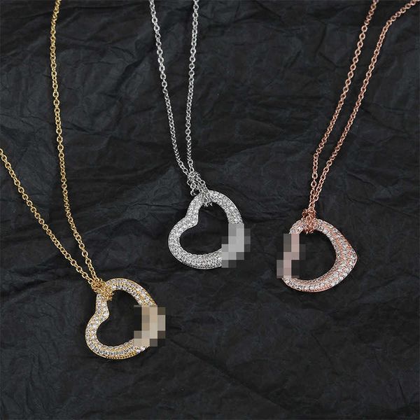 Tiff Necklace Designer luxury fashion jewelry 925 Sterling Silver Full Diamond Hollow Heart Light Luxury Love Collar Chain Gift accessory
Tiff Necklace Designer luxury fashion jewelry 925 Sterling Silver Full Diamond Hollow Heart Light Luxury Love Collar Chain Gift accessory