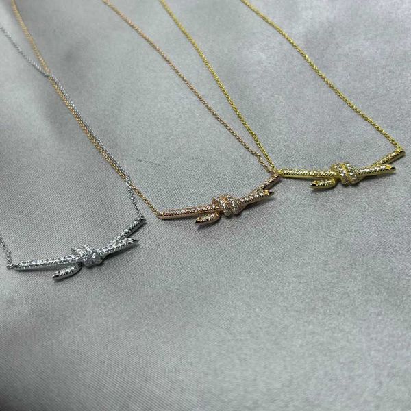 Tiff Necklace Designer luxury fashion jewelry V Gold Full Diamond Knot Necklace 18K Rose Gold Cross Light Luxury New Sterling Silver Collar Chain Female Gift
Tiff Necklace Designer luxury fashion jewelry V Gold Full Diamond Knot Necklace 18K Rose Gold Cross Light Luxury New Sterling Silver Collar Chain Female Gift