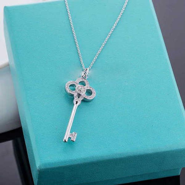Tiff Necklace Designer luxury fashion jewelry high quality Heart Crown Key necklace V Gold Plated 18K Rose Chinese Knot Full Diamond accessory
Tiff Necklace Designer luxury fashion jewelry high quality Heart Crown Key necklace V Gold Plated 18K Rose Chinese Knot Full Diamond accessory