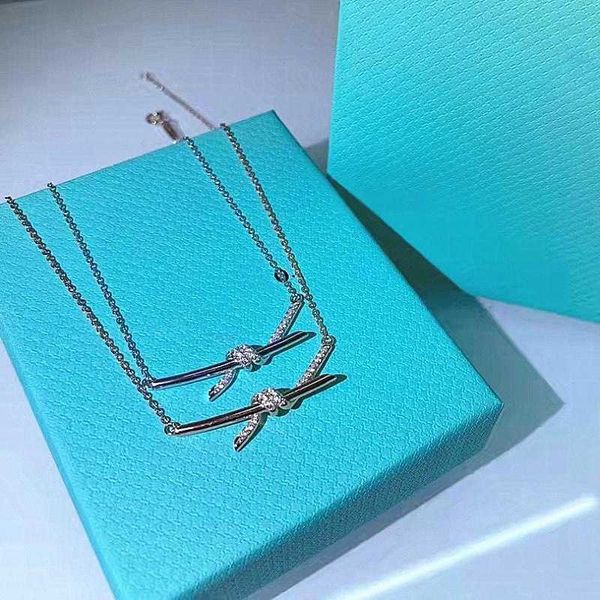 Tiff Necklace Designer luxury fashion jewelry S925 silver high version bow knot necklace 18k rose gold interwoven clavicle chain Valentine's gift jewelry accessory
Tiff Necklace Designer luxury fashion jewelry S925 silver high version bow knot necklace 18k rose gold interwoven clavicle chain Valentine's gift jewelry accessory