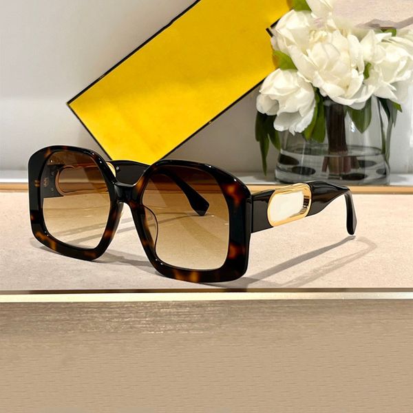 Designer Lunettes de Soleil Mens and Womens Large Frame Hollow Leg Irregular Frame Logo Holiday Beach Party Gradient Sunglasses available in original box 40048U
Designer Lunettes de Soleil Mens and Womens Large Frame Hollow Leg Irregular Frame Logo Holiday Beach Party Gradient Sunglasses available in original box 40048U