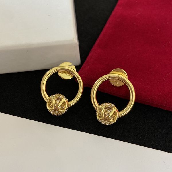 2023 earrings designer for women stud luxury gold heart shape pearl crystal gold double V letter 925s silver jewelry classic.A1002
2023 earrings designer for women stud luxury gold heart shape pearl crystal gold double V letter 925s silver jewelry classic.A1002