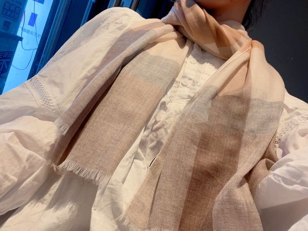 Premium designer scarf for women Autumn/Winter scarf Luxury silver wool silk jacquard wool scarf warm fashion shawl Silk scarf
Premium designer scarf for women Autumn/Winter scarf Luxury silver wool silk jacquard wool scarf warm fashion shawl Silk scarf