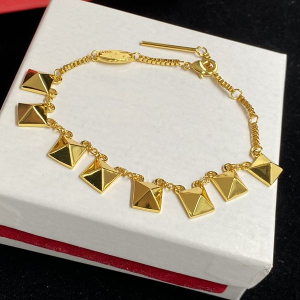 Luxury Designer Elegant Gold and Silver Bracelet Fashion Women's Letter Pendant Clover Bracelet Wedding Special Design Jewelry Quality-01
Luxury Designer Elegant Gold and Silver Bracelet Fashion Women's Letter Pendant Clover Bracelet Wedding Special Design Jewelry Quality-01