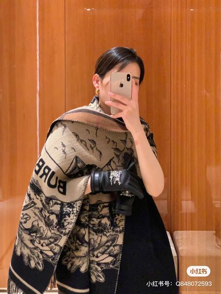 2023 Cashmere designer scarf Khaki Plaid Print luxury Top Quality Wool woman designer shawl fashion double-sided soft warm long thicken Autumn Winter Christmas
2023 Cashmere designer scarf Khaki Plaid Print luxury Top Quality Wool woman designer shawl fashion double-sided soft warm long thicken Autumn Winter Christmas