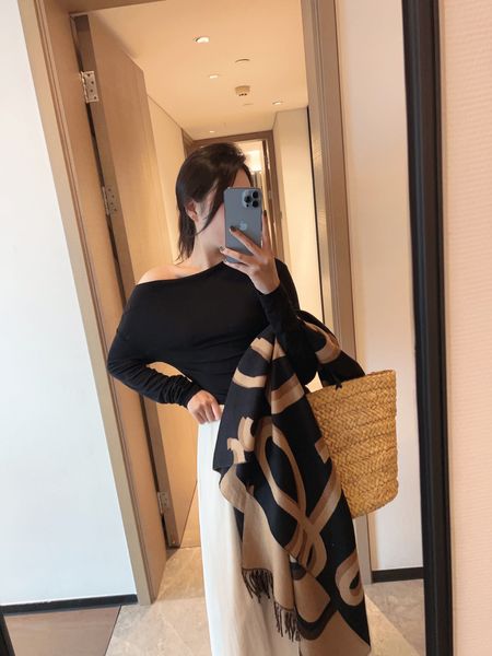 Loewe luxury Cashmere scarf designer shawl Print Top Quality Warm Autumn Winter Christmas New Year Birthday Gift
Loewe luxury Cashmere scarf designer shawl Print Top Quality Warm Autumn Winter Christmas New Year Birthday Gift