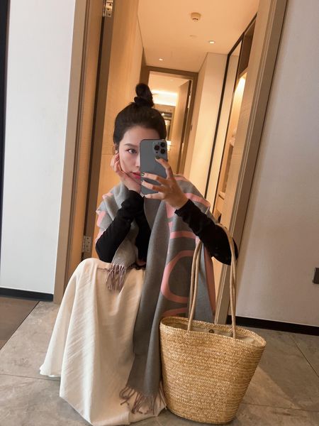 Luxury Cashmere scarf designer Letter Top Quality fashion Brown Pink Black Khaki Autumn Winter Christmas New Year Birthday gift 2023New
Luxury Cashmere scarf designer Letter Top Quality fashion Brown Pink Black Khaki Autumn Winter Christmas New Year Birthday gift 2023New
