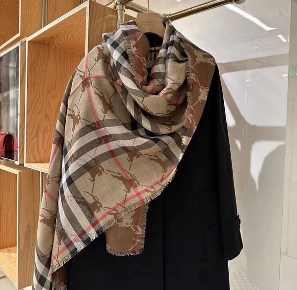 Luxury Cashmere scarf Fashion designer shawl classic Plaid Top Quality Super Warm 2023 Autumn Winter Christmas New Year Birthday Gift Valentine
Luxury Cashmere scarf Fashion designer shawl classic Plaid Top Quality Super Warm 2023 Autumn Winter Christmas New Year Birthday Gift Valentine