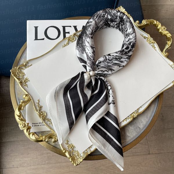 Designer Letters Print Floral Silk Scarf 70x70cm Simple Presbyopia Headband for Women Fashion Scarves Paris Shoulder Tote Luggage Ribbon Head Wraps HUDS
Designer Letters Print Floral Silk Scarf 70x70cm Simple Presbyopia Headband for Women Fashion Scarves Paris Shoulder Tote Luggage Ribbon Head Wraps HUDS