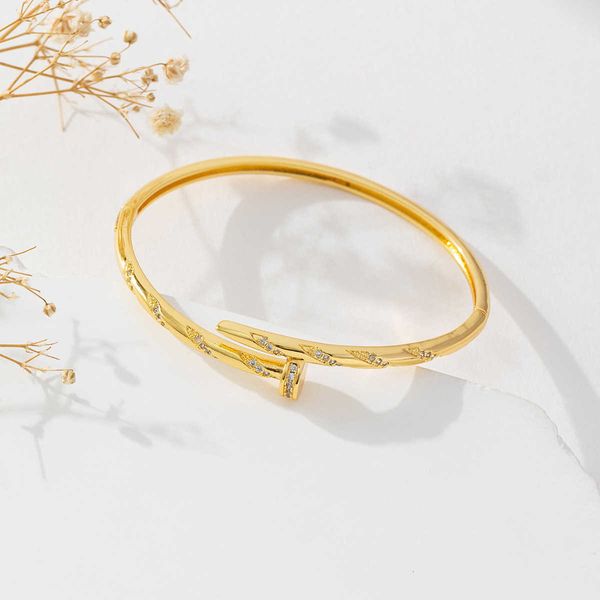 Nail Bracelet Designer Fashion Charm Jewelry New Micro Inlaid Zircon Gold Plated Nail Bracelet for Girlfriend Bracelet Christmas gift jewelry accessories
Nail Bracelet Designer Fashion Charm Jewelry New Micro Inlaid Zircon Gold Plated Nail Bracelet for Girlfriend Bracelet Christmas gift jewelry accessories