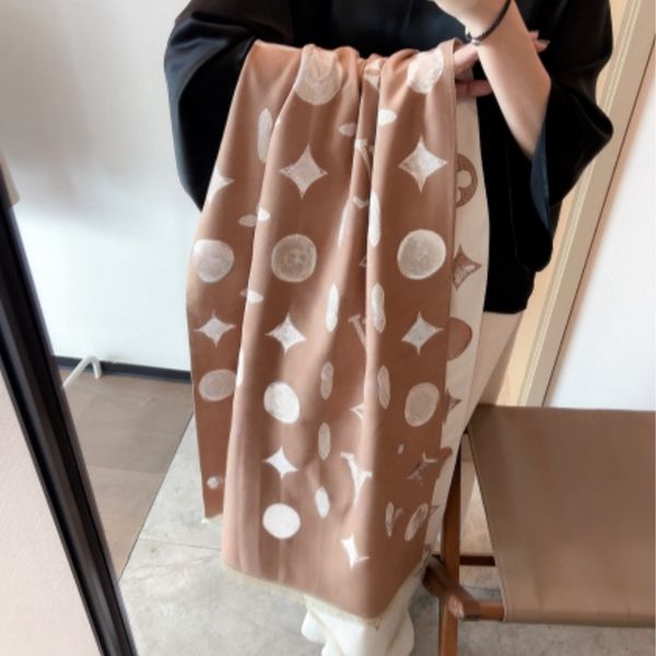 Echarpe Silk Designer Scarf Stylish Women Cashmere Designer Scarf Full Letter Printed Scarves Soft Touch
Echarpe Silk Designer Scarf Stylish Women Cashmere Designer Scarf Full Letter Printed Scarves Soft Touch