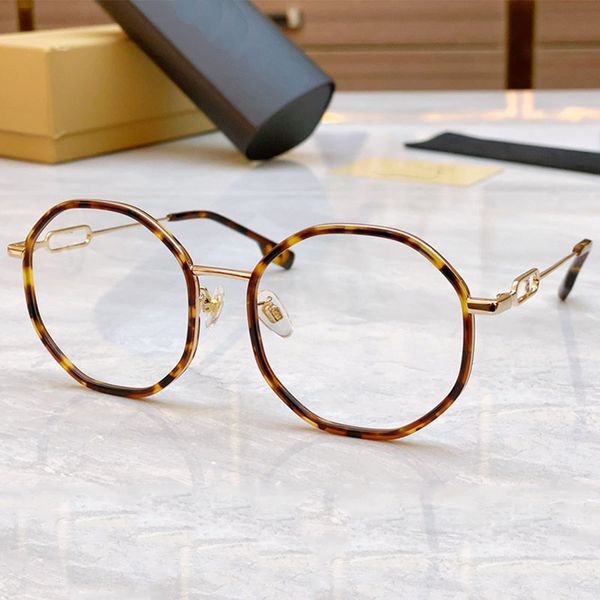 Arc-shaped optical glasses reading B3127D designed by a simple and fashionable designer Mens and womens sheet metal frame metal leg side hollowed out with symbols
Arc-shaped optical glasses reading B3127D designed by a simple and fashionable designer Mens and womens sheet metal frame metal leg side hollowed out with symbols