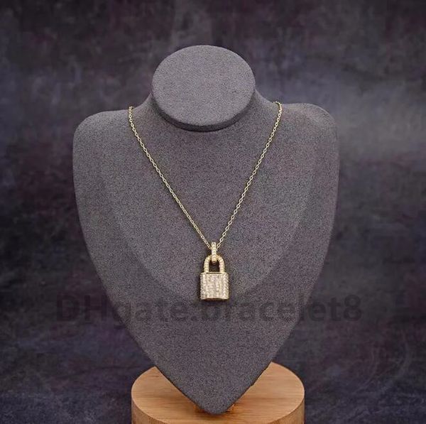 Designer Lock Pendant Necklaces Heart Necklace Luxury Earrings for Man Woman Gold Silver Chain Letter Designers Brand Jewelry Mens Womens Trendy Personality
Designer Lock Pendant Necklaces Heart Necklace Luxury Earrings for Man Woman Gold Silver Chain Letter Designers Brand Jewelry Mens Womens Trendy Personality