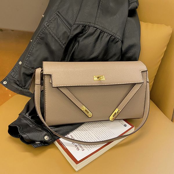 wholesale ladies shoulder bags 6 colors daily Joker solid color leather handbag elegant gold buckle mobile phone bag trend car stitching fashion handbags 1304#
wholesale ladies shoulder bags 6 colors daily Joker solid color leather handbag elegant gold buckle mobile phone bag trend car stitching fashion handbags 1304#
