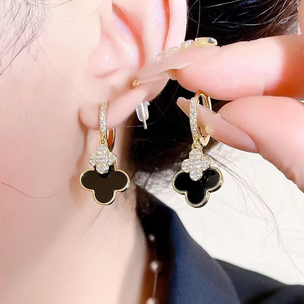Earrings Designer Four-leaf Clover Earrings for Women Senior Classic Small Fragrant Wind Earrings New Clover Earrings 18k Gold Light Luxury Mens Earrings
Earrings Designer Four-leaf Clover Earrings for Women Senior Classic Small Fragrant Wind Earrings New Clover Earrings 18k Gold Light Luxury Mens Earrings
