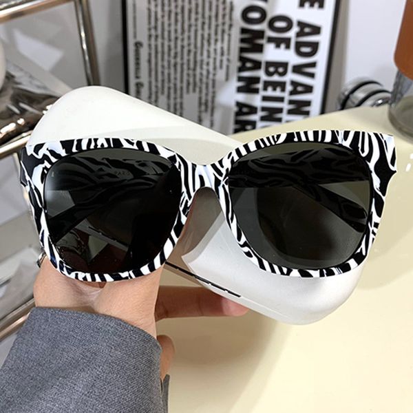 Arc de Triomphe Oval Frame Designer Lunettes de Soleil CL4S493 Fashion Retro Womens Mens Plate Frame Lens Legs with Logo Black Sunglasses Leisure Vacation Outdoor
Arc de Triomphe Oval Frame Designer Lunettes de Soleil CL4S493 Fashion Retro Womens Mens Plate Frame Lens Legs with Logo Black Sunglasses Leisure Vacation Outdoor