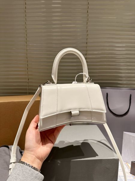 Designer Demna women bags luxury handbags Classic hourglass bag Balencianess Basque brand Shoulder bag winter
Designer Demna women bags luxury handbags Classic hourglass bag Balencianess Basque brand Shoulder bag winter