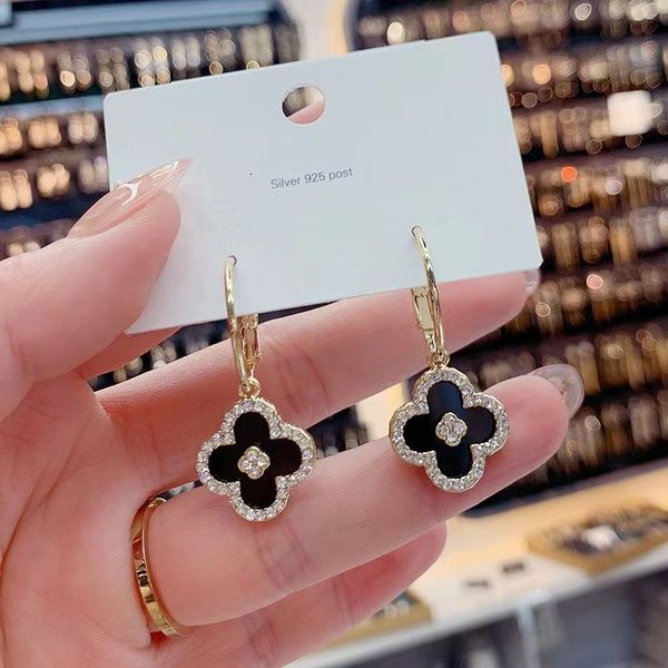 Designer Earrings Clover Earrings for Women Classic Small Fragrant Wind Earrings New Clover Earrings 18k Gold Light Luxury Flash Mens Earrings
Designer Earrings Clover Earrings for Women Classic Small Fragrant Wind Earrings New Clover Earrings 18k Gold Light Luxury Flash Mens Earrings