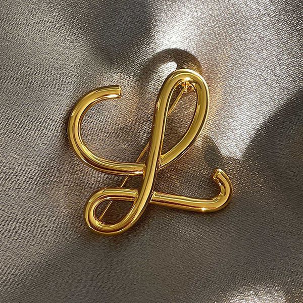 Designer Brooch loews Luxury jewelry Top accessories Metal Letter brooch high-end female design sense niche temperament suit corsage Christmas gift jewelry
Designer Brooch loews Luxury jewelry Top accessories Metal Letter brooch high-end female design sense niche temperament suit corsage Christmas gift jewelry