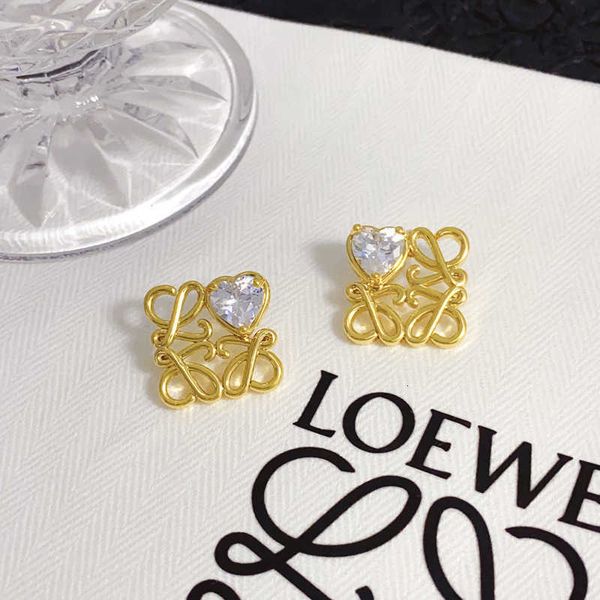 Designer Earrings loews Luxury jewelry Top accessories New Love Zircon Earrings with Hollow Light luxury Earrings and Metal Design earrings jewelryChristmas gift
Designer Earrings loews Luxury jewelry Top accessories New Love Zircon Earrings with Hollow Light luxury Earrings and Metal Design earrings jewelryChristmas gift