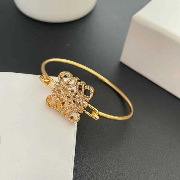 Designer Bracelet loews Luxury jewelry Top accessories Opening Zircon Bracelets High Grade Elegant and Simple Geometric Pattern Bracelet jewelry Christmas gift
Designer Bracelet loews Luxury jewelry Top accessories Opening Zircon Bracelets High Grade Elegant and Simple Geometric Pattern Bracelet jewelry Christmas gift