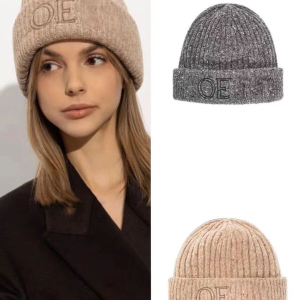 Designer Triomphe Winter Beanies Women Ear Protection Warm Windproof Hat Fashion Casual Beanie Outdoor Travel Ski Wearable
Designer Triomphe Winter Beanies Women Ear Protection Warm Windproof Hat Fashion Casual Beanie Outdoor Travel Ski Wearable