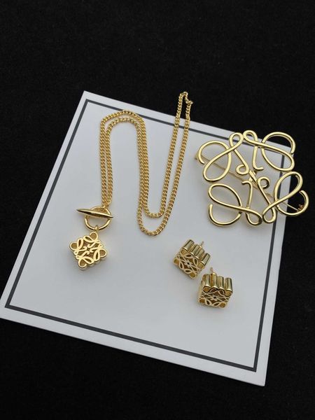 Designer Necklace loews Luxury jewelry Top accessories New Gold Mooncake Shape Necklaces Women's Classic Medieval Fashion Collar Chain Christmas gift, Packaging box
Designer Necklace loews Luxury jewelry Top accessories New Gold Mooncake Shape Necklaces Women's Classic Medieval Fashion Collar Chain Christmas gift, Packaging box
