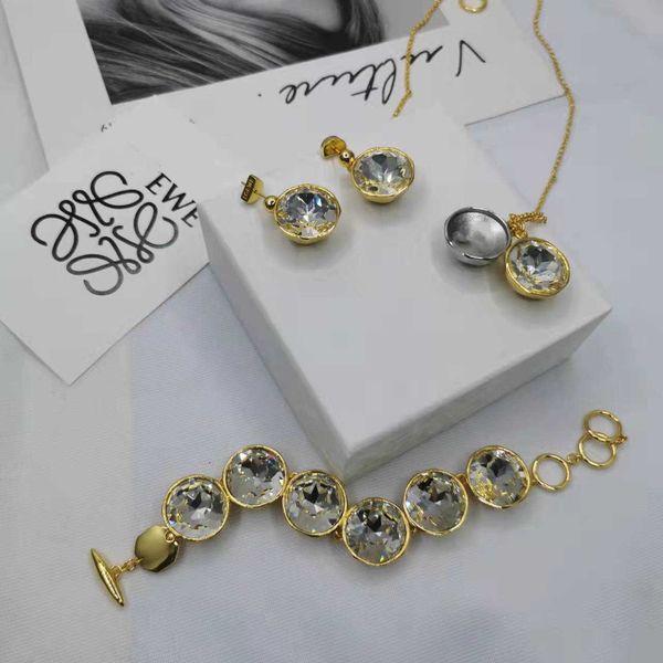 Designer Earrings loews Luxury jewelry Top accessories Diamond Inlaid Crystal Earring for Womens Bracelet Necklace Sparkling Diamond Half Round Earrings
Designer Earrings loews Luxury jewelry Top accessories Diamond Inlaid Crystal Earring for Womens Bracelet Necklace Sparkling Diamond Half Round Earrings