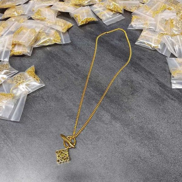 Designer Necklace loews Luxury jewelry Top accessories Geometric Square Necklace Women's OT Buckle Plated 18K Gold Cold and Elegant Sweater Chain Christmas gift, Luo family diamond necklace
Designer Necklace loews Luxury jewelry Top accessories Geometric Square Necklace Women's OT Buckle Plated 18K Gold Cold and Elegant Sweater Chain Christmas gift, Luo family diamond necklace