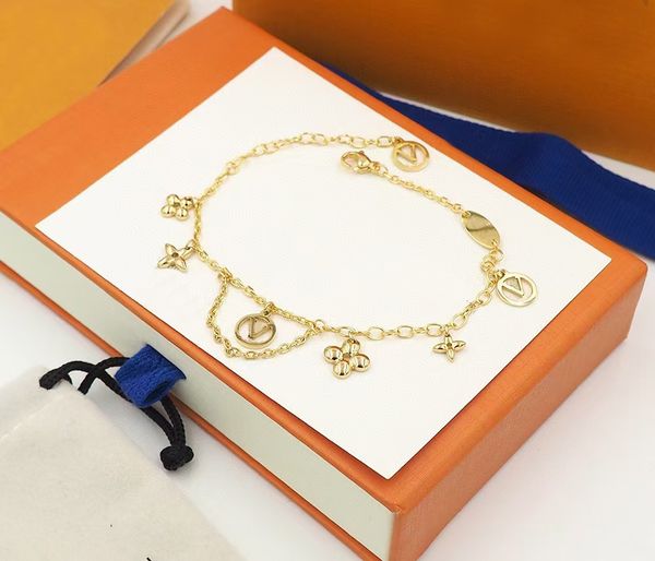 bracelets designer bracelet for women small flower v letter lock plate gold charm bracelet womens fashion personalize four leaf clover fine luxury jewelry for gift
bracelets designer bracelet for women small flower v letter lock plate gold charm bracelet womens fashion personalize four leaf clover fine luxury jewelry for gift